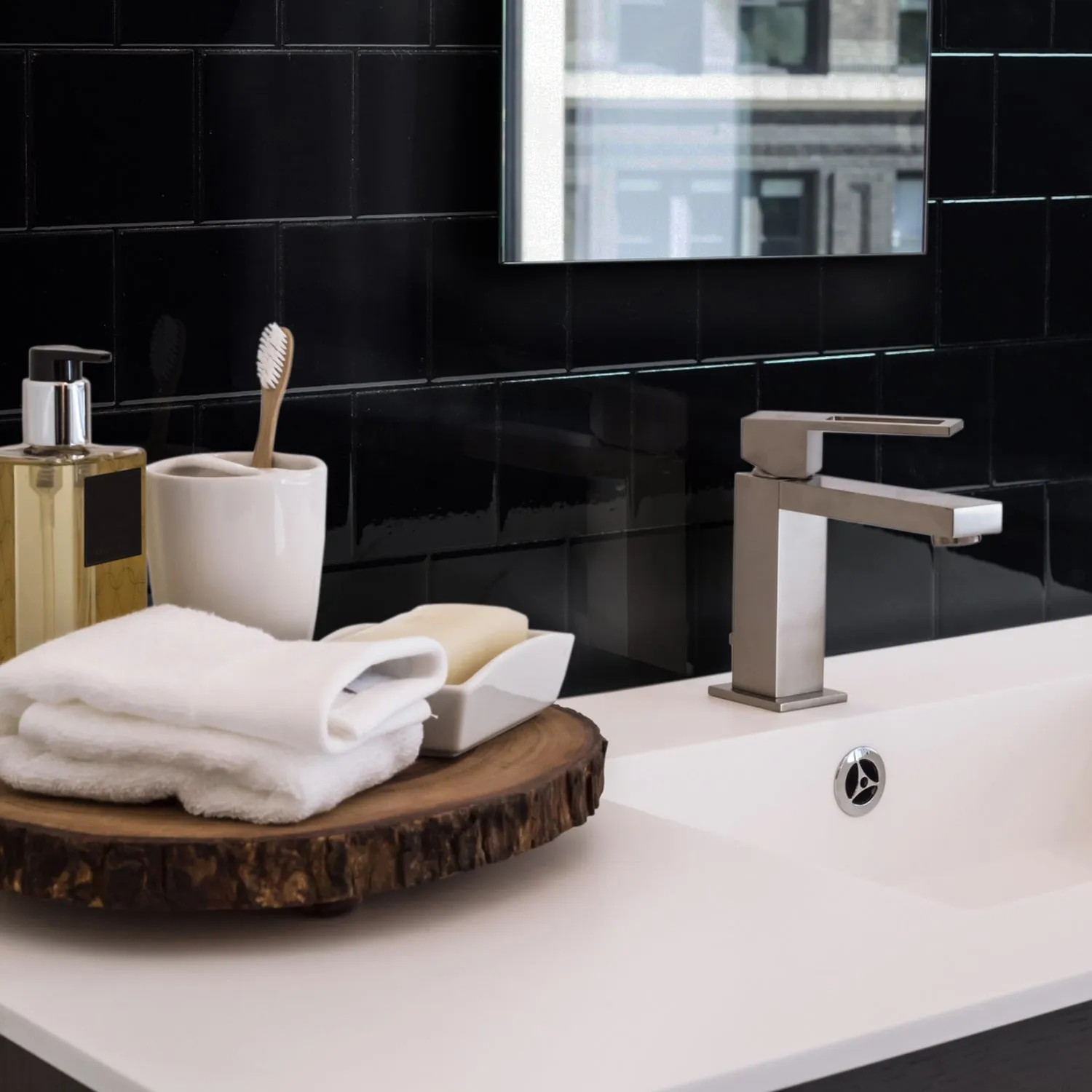 Smart Tiles Peel and Stick 2-Sheet 22 x 8 Backsplash - Square Berlin|Dosseret Smart Tiles peler et coller 22 x 8, 2 feuilles - Square Berlin