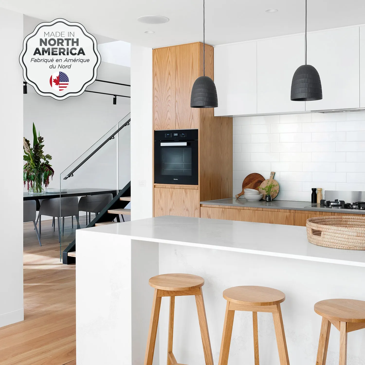 Smart Tiles Peel and Stick 2-Sheet 23 x 11 Backsplash - Oslo White|Dosseret Smart Tiles peler et coller 23 x 11, 2 feuilles - Oslo White