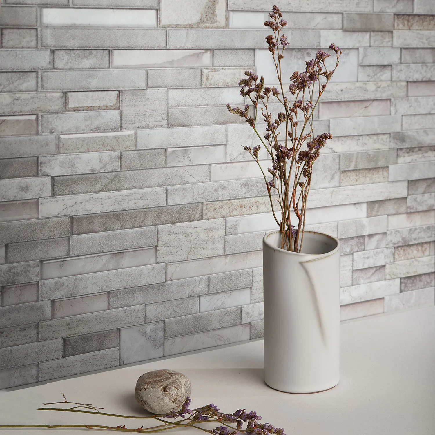 Smart Tiles Peel and Stick 2-Sheet 23 x 11 Backsplash - Pietra Pozzuoli|Dosseret Smart Tiles peler et coller 23 x 11, 2 feuilles - Pietra Pozzuoli