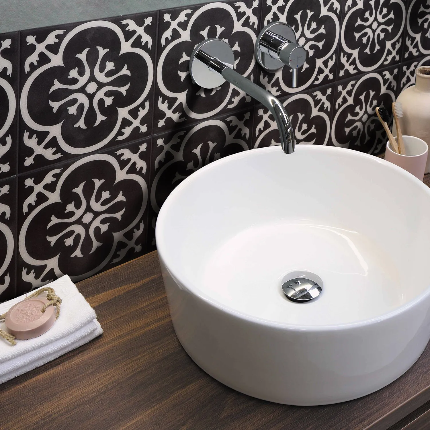 Smart Tiles Peel and Stick 4-Sheet 7.75 x 7.75 Backsplash - Vintage Girona Nera|Dosseret Smart Tiles peler et coller 7,75 x 7,75, 4 feuilles - Vintage Girona Nera